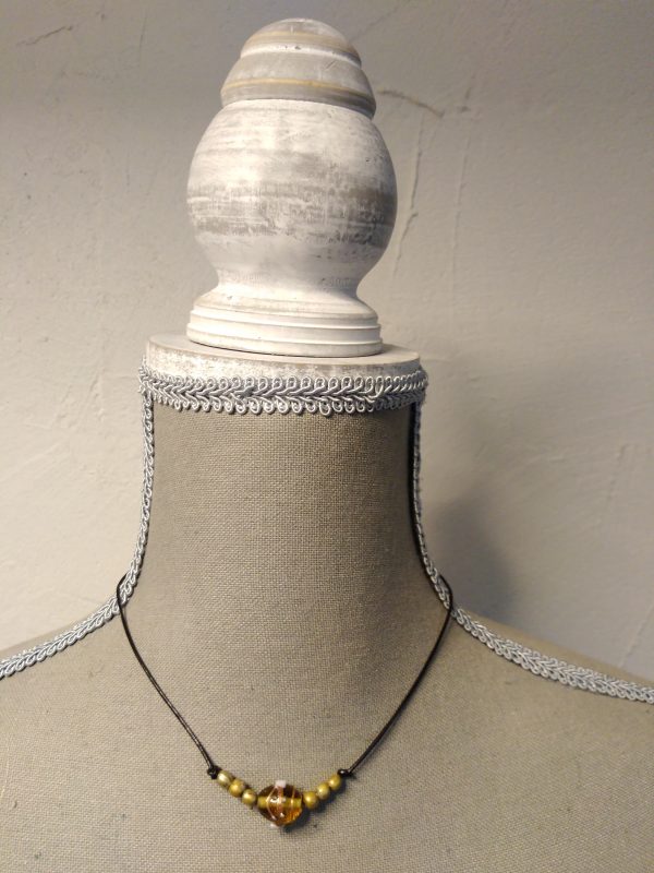Ras de cou perle en pâte de verre de Murano et perles en métal