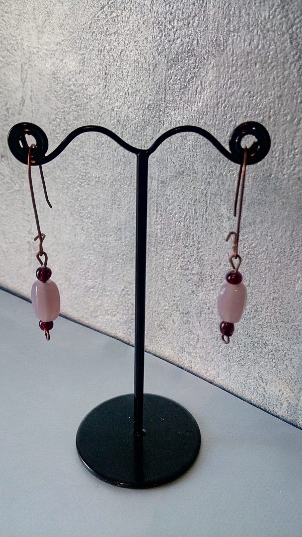 Boucles d'oreilles grande attache cuivrée, perle pâte de verre rose et violine